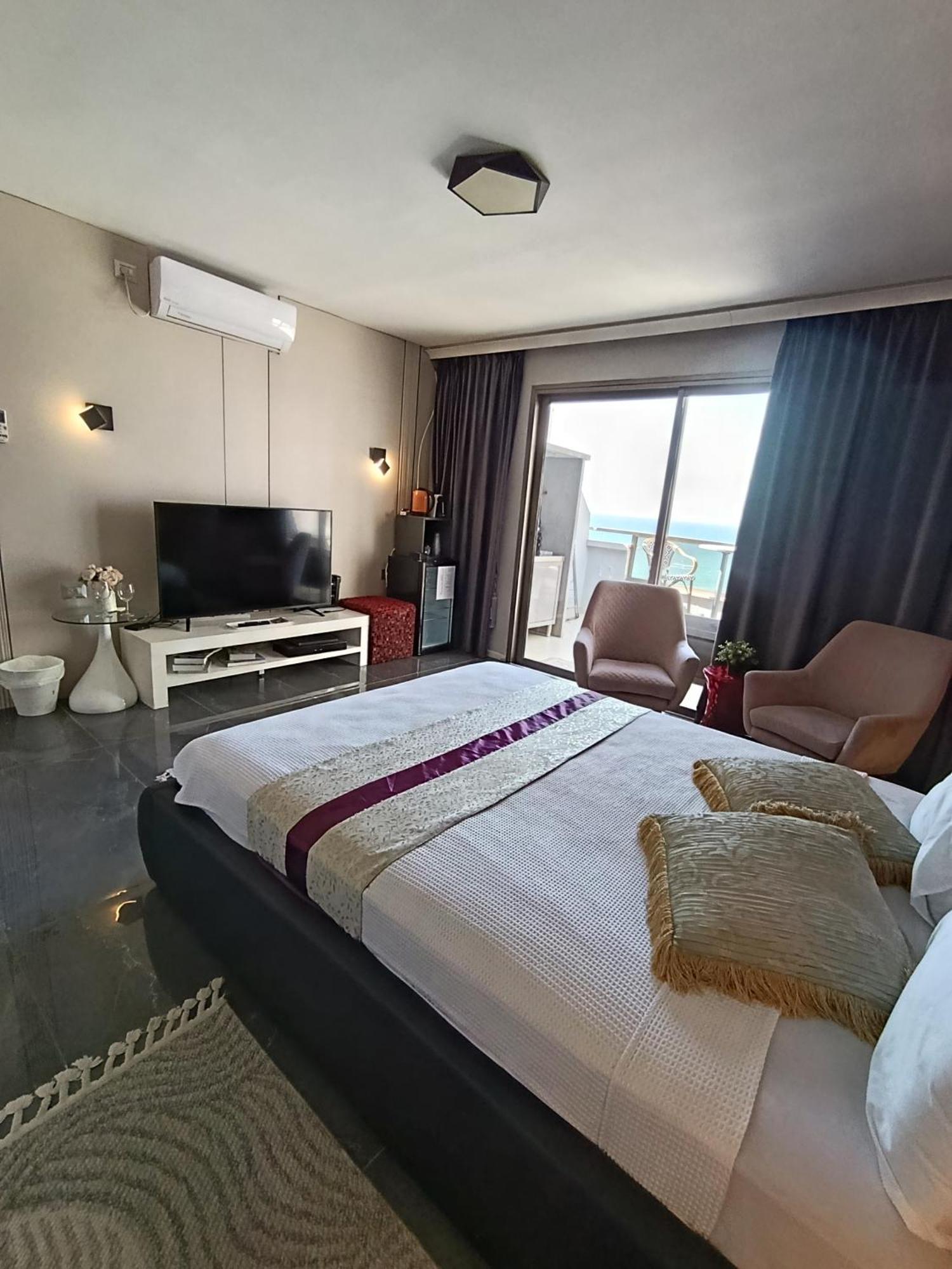 Penthouse Apartment On The Beach Bat Yam Esterno foto