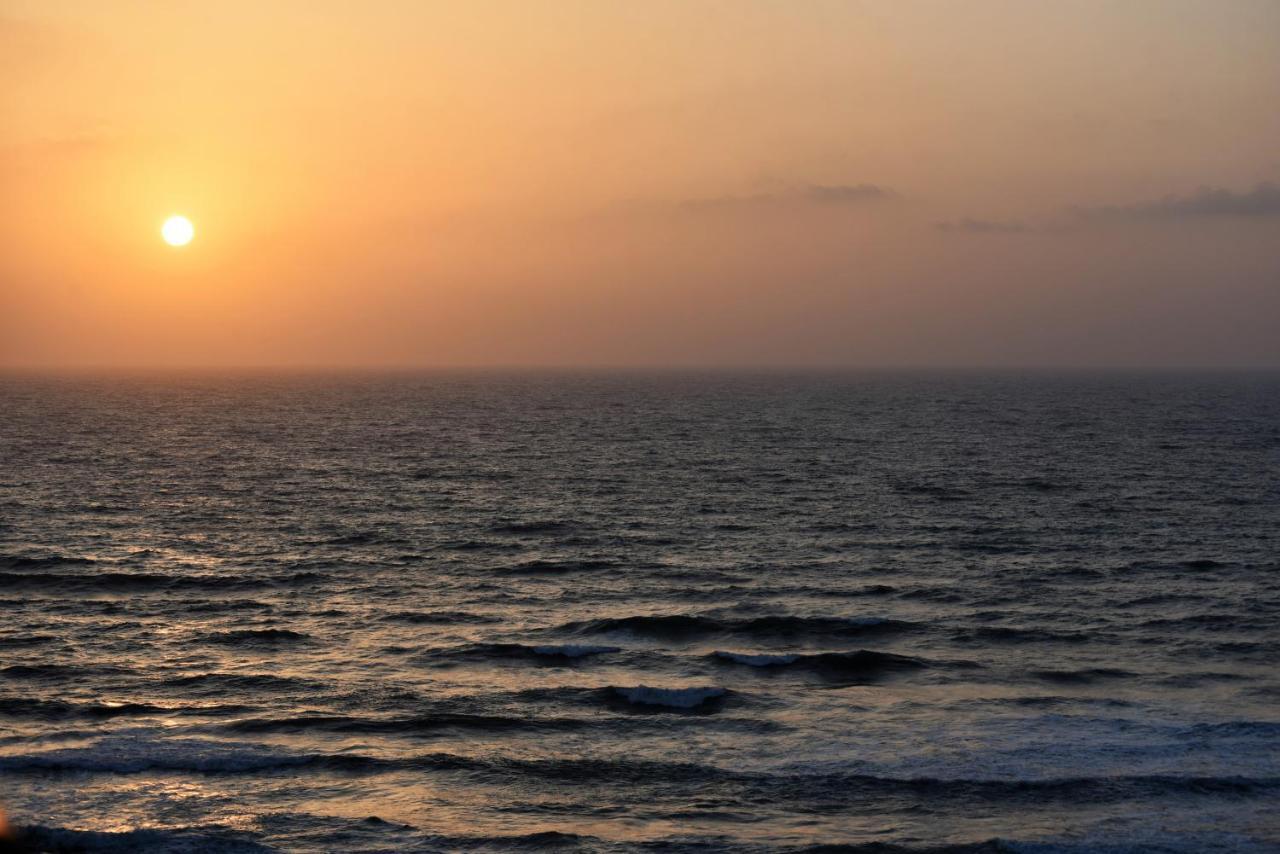 Penthouse Apartment On The Beach Bat Yam Esterno foto