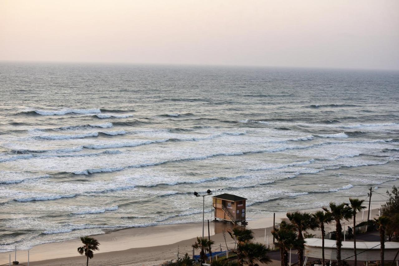 Penthouse Apartment On The Beach Bat Yam Esterno foto