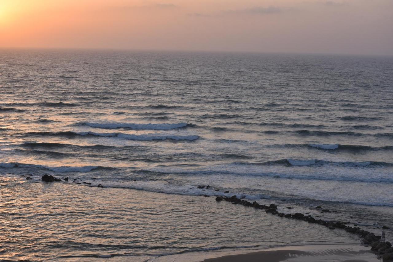 Penthouse Apartment On The Beach Bat Yam Esterno foto